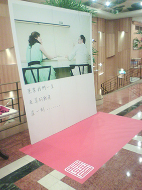 ���ݭI�O�B�b���ݭI�O